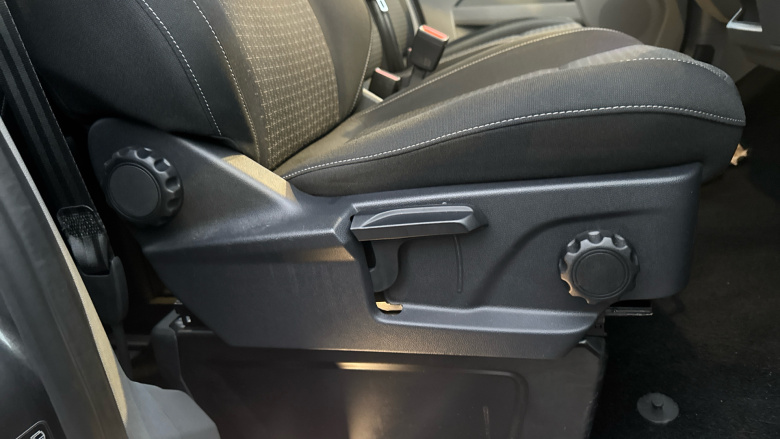 Ford Tourneo Custom 320 L2 Diesel Fwd 2.0 EcoBlue 136ps H1 Zetec 8 seater Auto